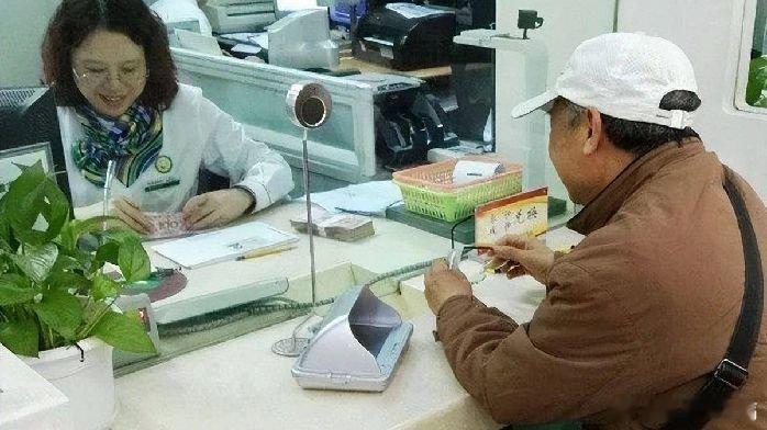 凤凰新闻【银行员工提醒：今年手握大量存款的家庭，去银行存钱不要做3件事】近些年，