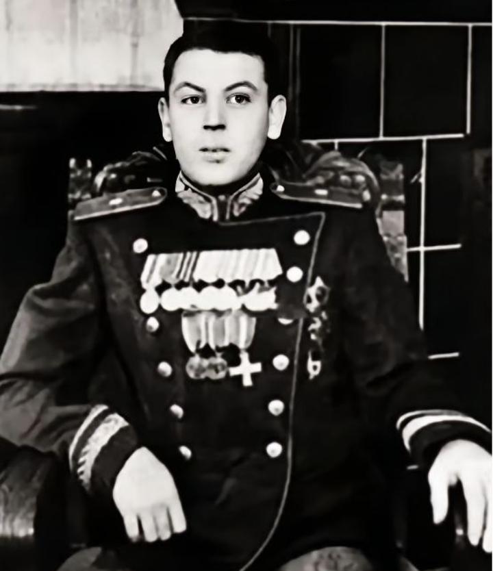 1953年3月5日，苏联铁腕领袖斯大林去世。仅仅21天后，失去斯大林庇护的儿子瓦