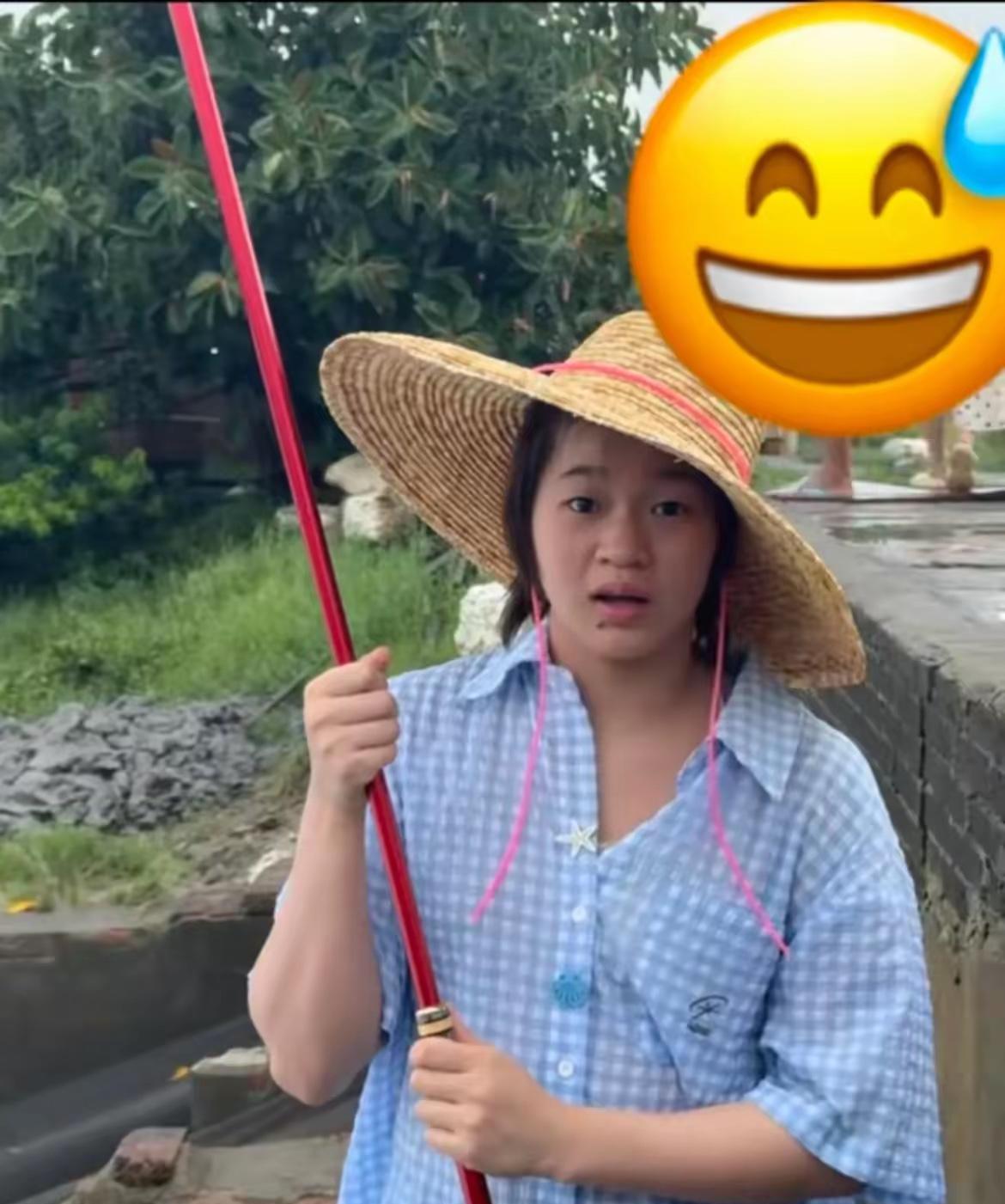 全红婵戴着草帽划船，看样子旧伤恢复的不错，很快就可以归队了……全红婵站在竹筏上