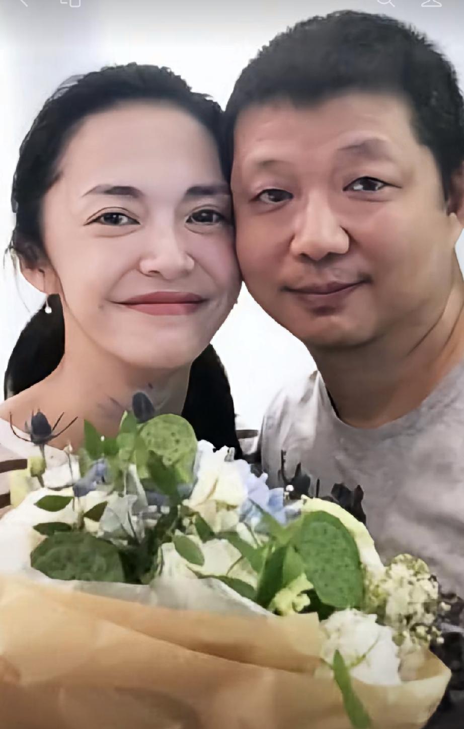 当年，姚晨始终不肯结婚，曹郁母亲亲自带儿子去姚晨家提亲，当着姚晨的面，曹郁写下保