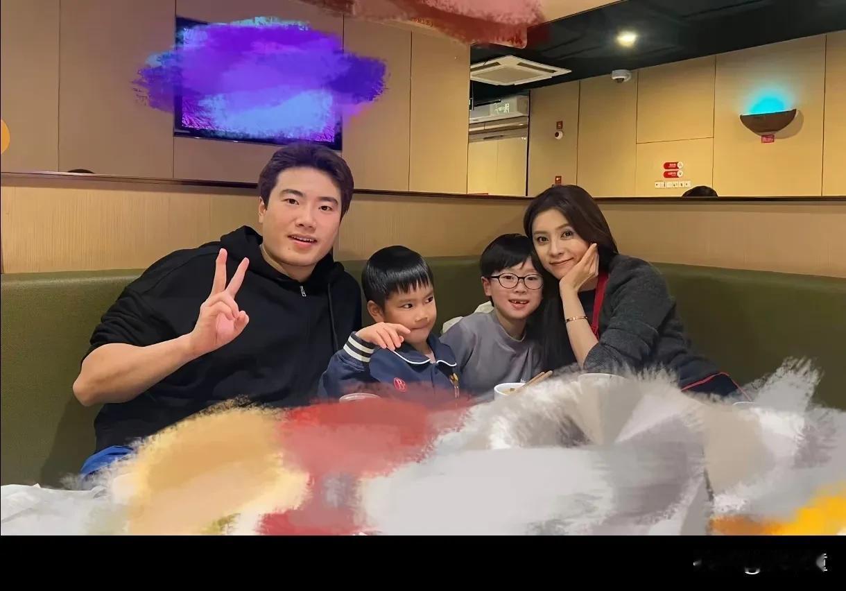 梁靖崑首次晒出一家四口的合影！妥妥的人生赢家，孩子可爱，老婆漂亮，贤惠！运动
