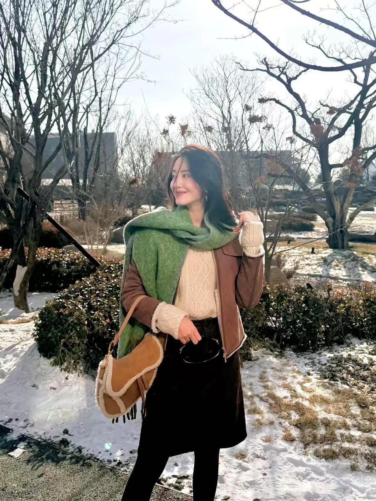 杨采钰的冬日氛围感穿搭，美到骨子里了杨采钰的冬日穿搭也太会了吧！卡其色皮毛