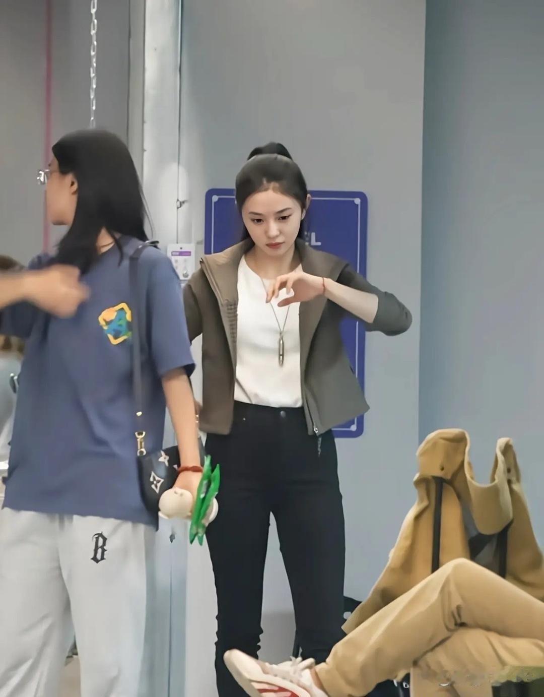 刘浩存这身材，真实一点毛病都挑不出来，难怪年纪轻轻就被导演看上当女主​​​