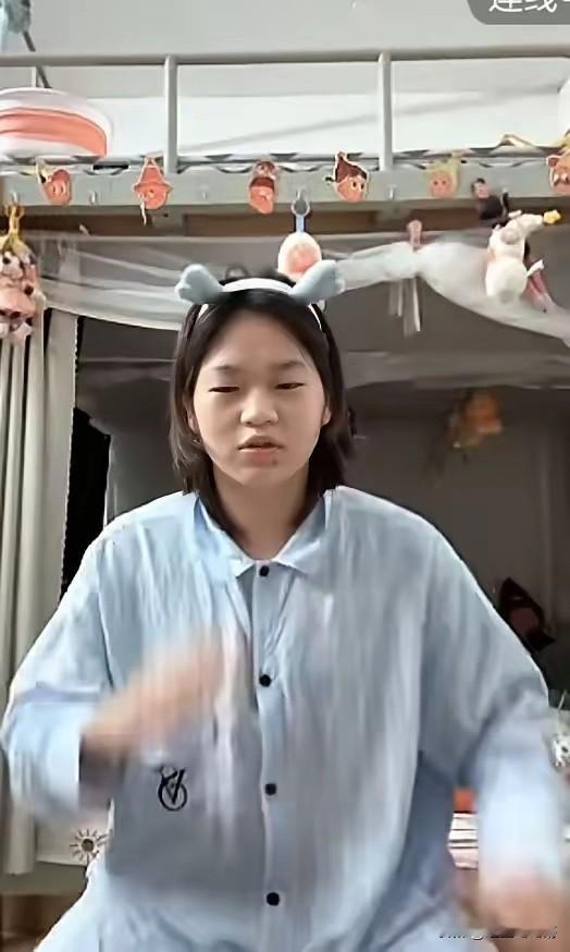 昨晚全红婵的直播，兼职把“可爱与善良”焊死在身上！一开始还以为这姑娘咋回事，