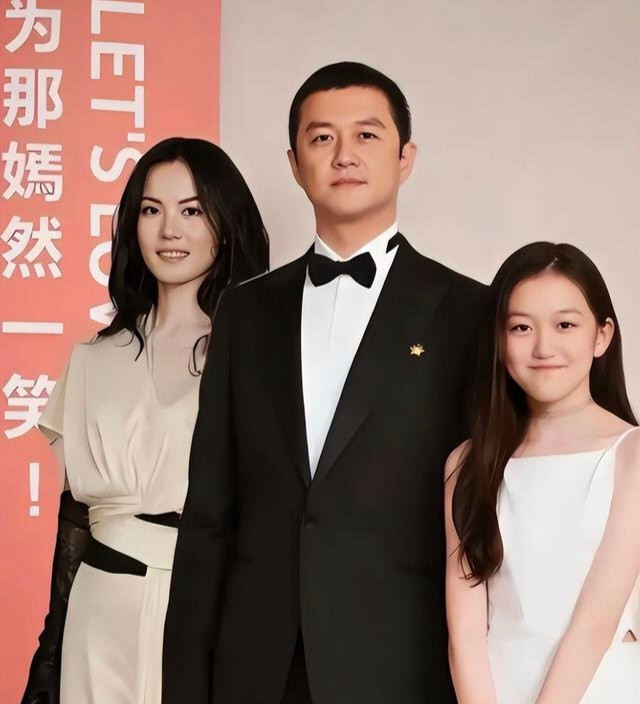 李嫣变得这么美了!原来疤痕从未消失，高马尾搭配黑色吊带、黑框眼镜，走路身姿挺拔，