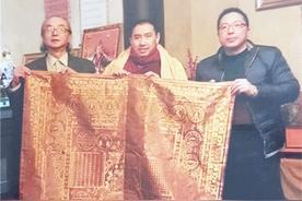 ☁2005年，收藏爱好者秦先生，东拼西凑了9万元买了一件无人问津的“破袈裟