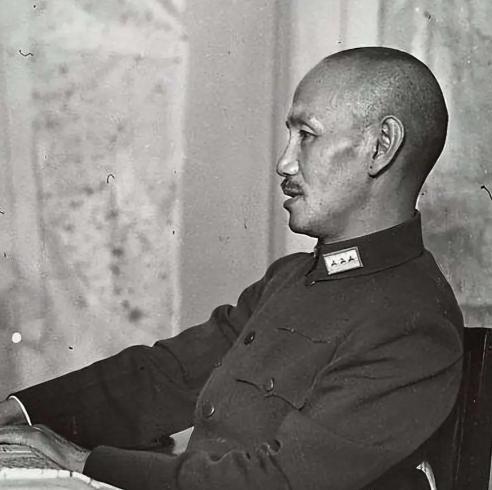 很多人以为1949年蒋介石败退台湾是被解放军“打跑”的仓皇之举，实则不然。早在三