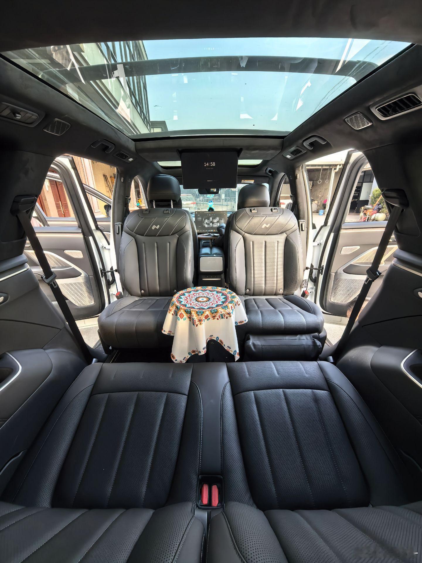 2+2+2的6座车，总是不得劲。原来，二排旋转座椅才是6座车的精髓！普通6座车的