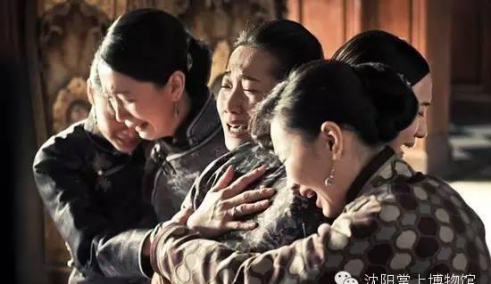1915年，张作霖的三姨太为了泄愤，把侍女抽得遍体鳞伤。张作霖暴怒，一脚踹开房门