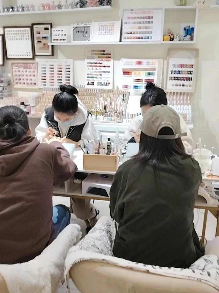 💅周末当然要对自己好一点!和小姐妹一起来美甲店变美啦~店里的小姐姐超耐