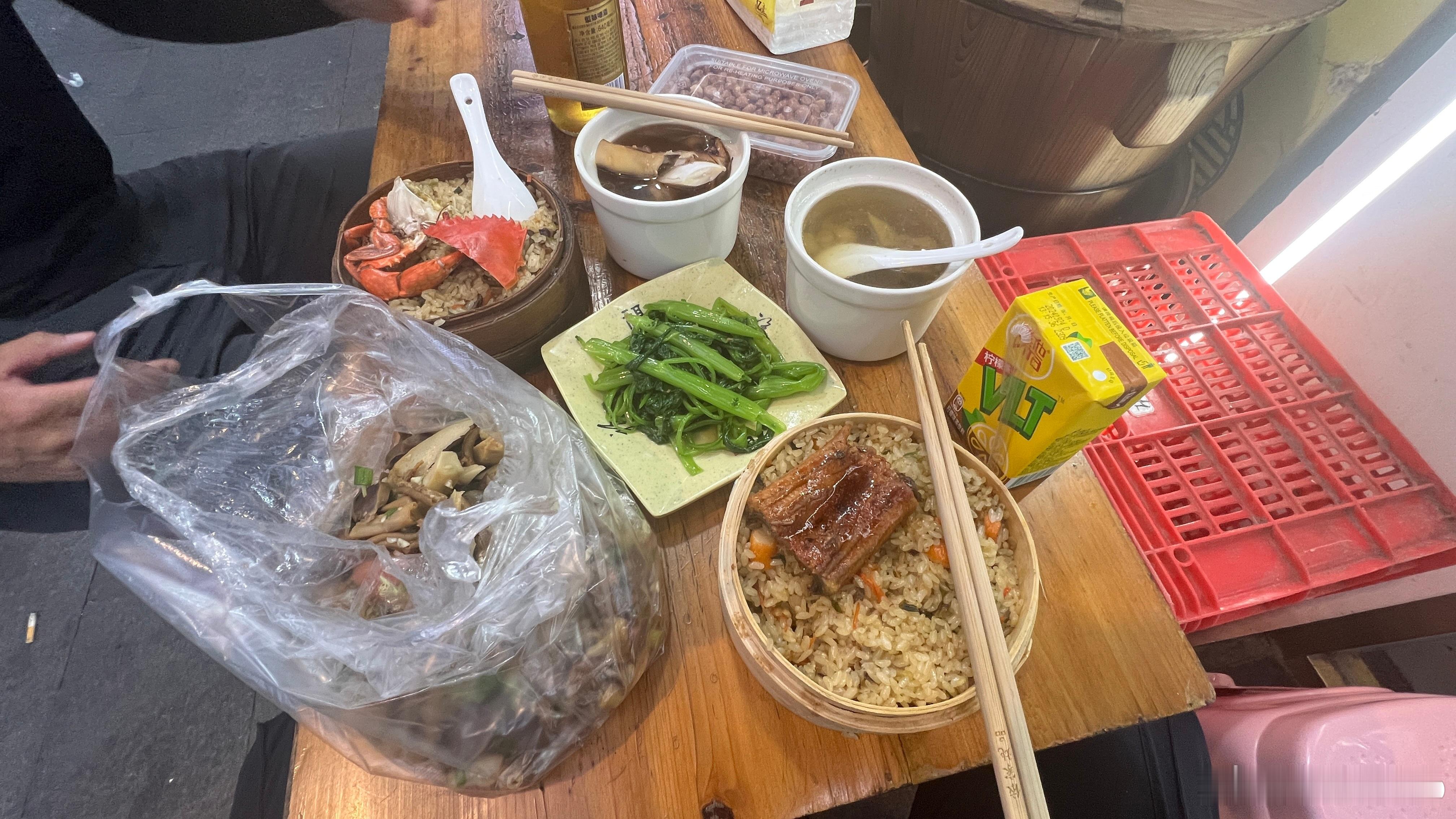 蒸饭，炒个素菜，炖罐汤，路边切点卤味路边支个小桌一坐，香～疯～了～​​​