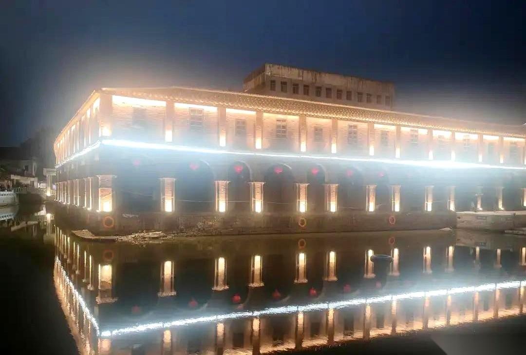 “我不想以后天天为一条毛巾吵架。”说完这句话，姑娘头也不回地钻进了连夜叫来的出