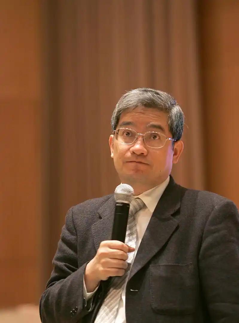 经济学家郎咸平说：“没有子女，你就是社会最底层人，没有人保护你。他打你一个耳