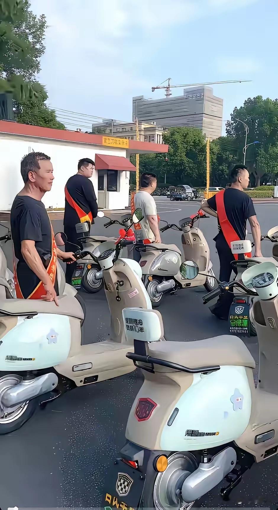 这样的老板不发财都难。​浙江慈溪一个电器厂，中秋节不发月饼，改发电动车了。