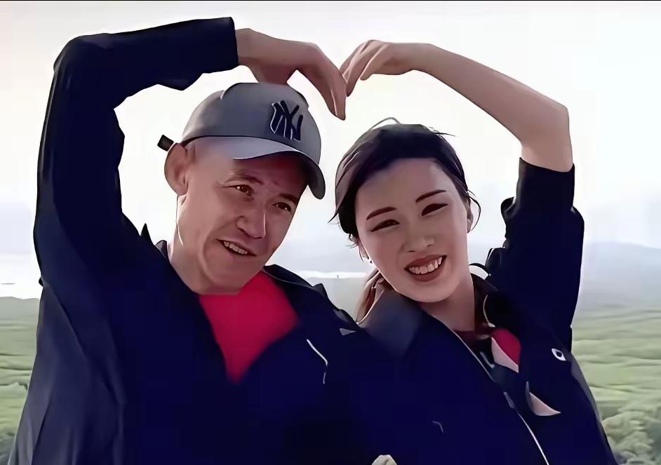 王石的比心，尴尬到脸都僵了七十岁的年龄做三十岁的事，说不勉强，连牙齿都不信。因