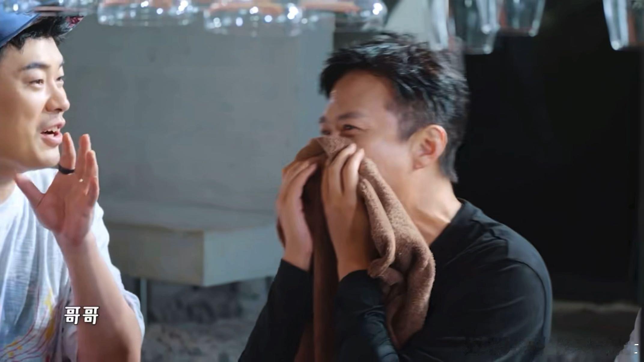 邓超陈赫喊话孙俪陈赫喊话孙俪超哥告状说被嘲笑显老，陈赫急忙对孙俪解释：俪姐的方