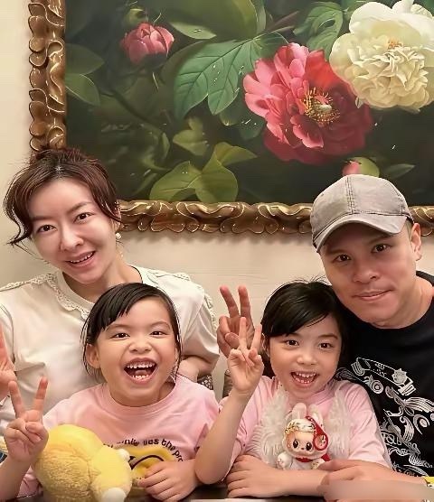 熊黛林生的一对双胞胎，和爸爸太像了，这亲子鉴定费都可以省