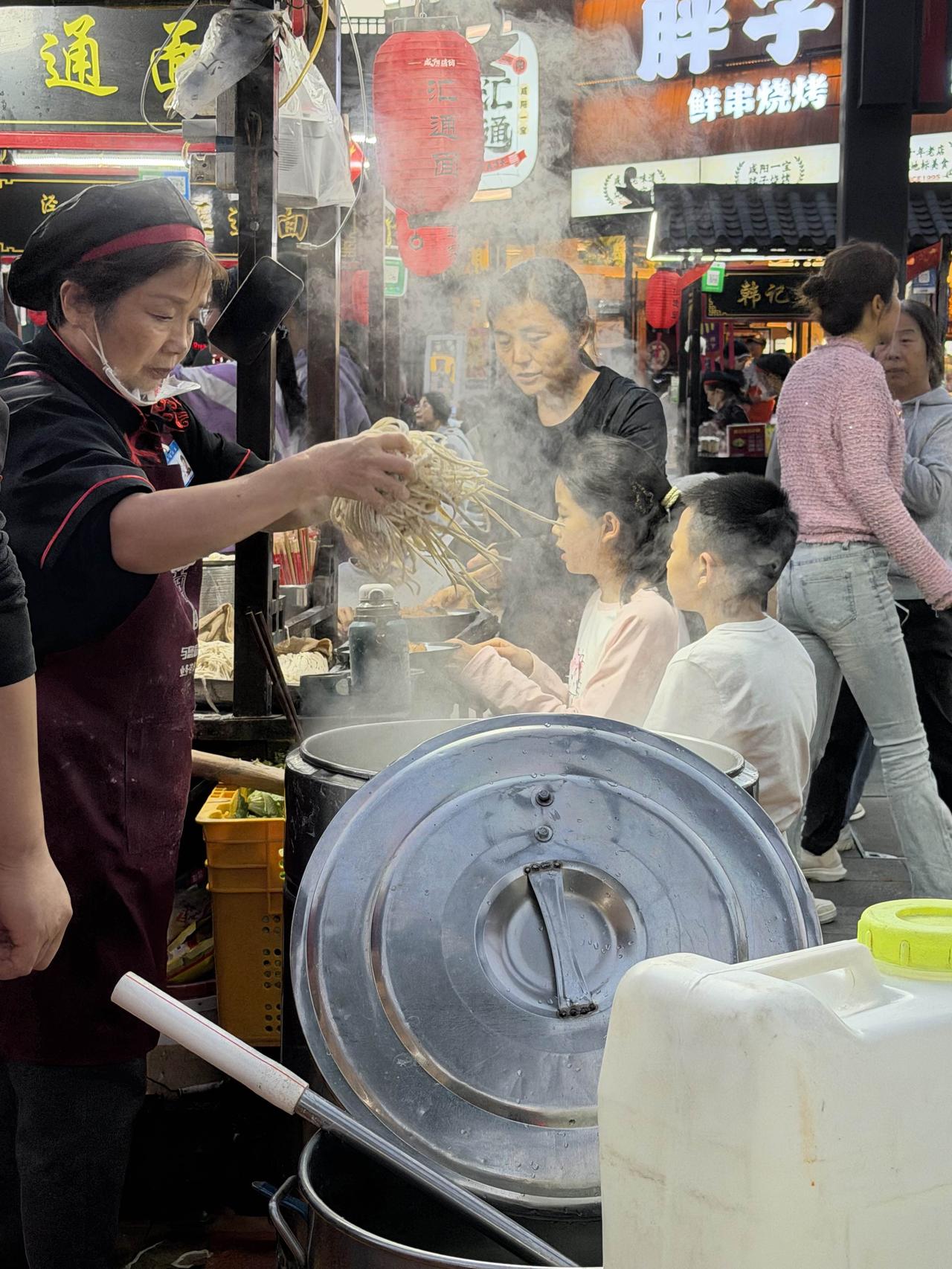 昨天晚上6点多，我在咸阳市汇通夜市上，吃了一碗周至老二汇通面！老早，我就听说过