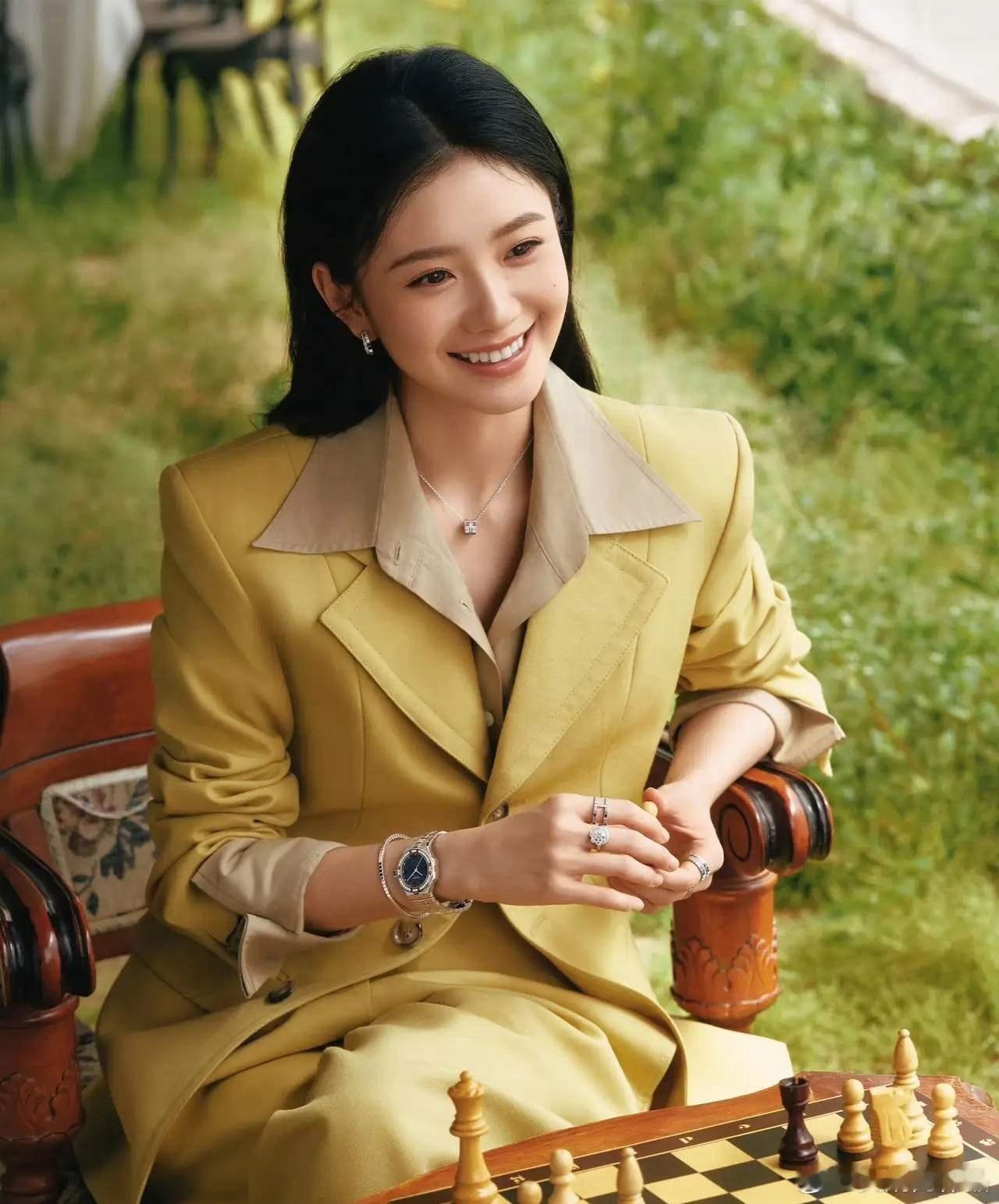 1.刘浩存、鞠婧祎这种都属于很聪明的女艺人，把演员当成工作，不跟圈里人交朋友，没有艺人朋友，就是同事