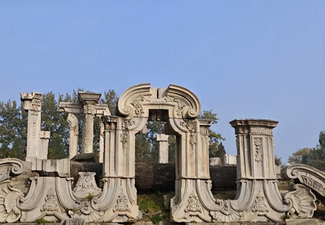 1860年英法联军打砸抢烧圆明园之后又放了一把大火，导致这座花费150年时间修建