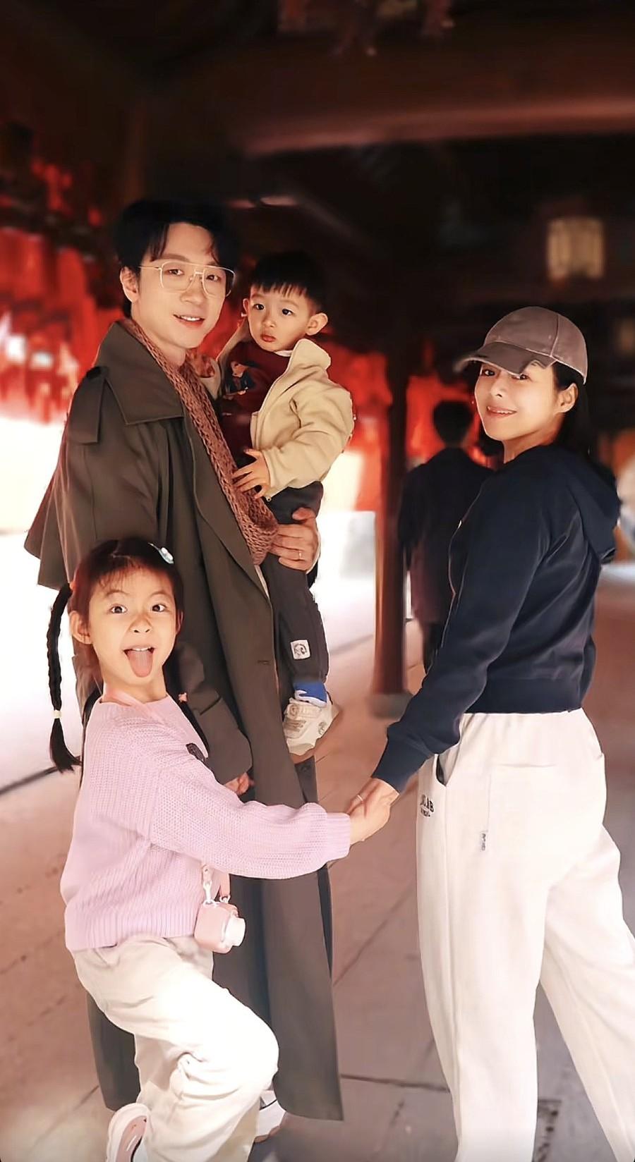 陈辰终于舍得晒老公余笛和两个孩子了!2月16日除夕这一天，上海东方卫视知名主