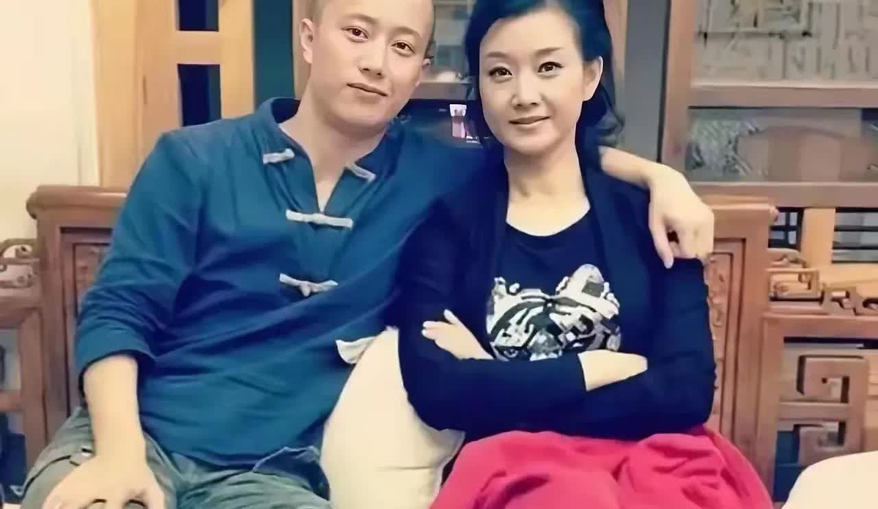 宋祖英与弟弟宋祖荣难得相聚，两人同框合影，画面温暖而亲切。这一刻，兄妹情