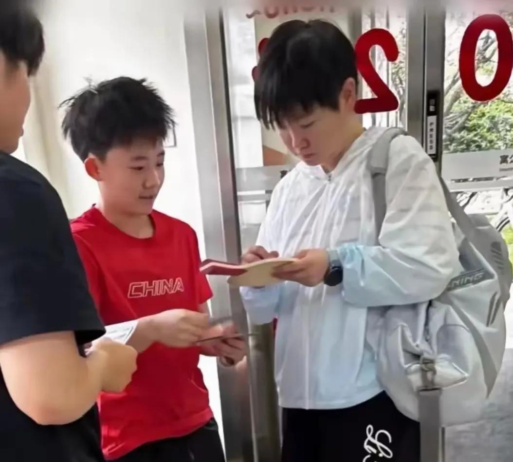 也没啥奇怪的，说露面同一天露面，衣服嘛都穿白色防晒服，别人也说不出啥，6