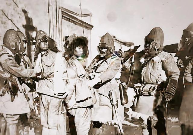 1942年，我军情报小组不幸被日军俘虏，一行13人等待被处决。突然，组长张慧民向