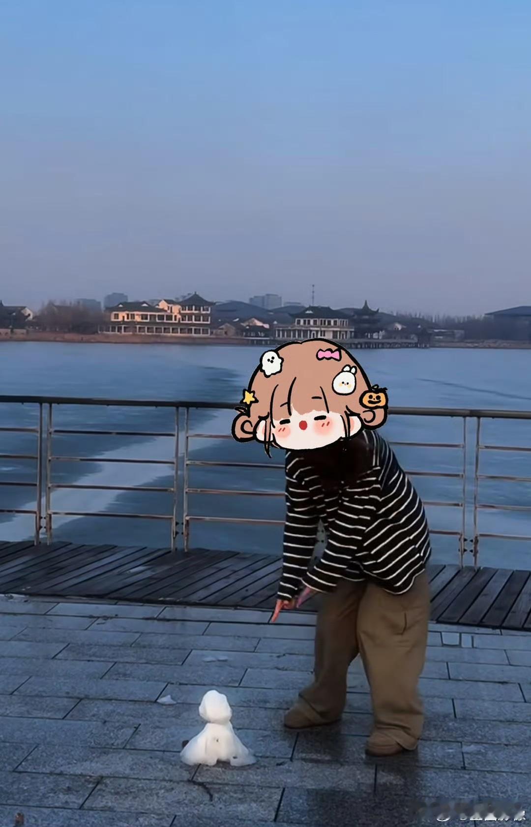 一周了，肖战堆的小雪人还在，这是多少路人和小飞侠一次一次修补出来的，小雪人插着腰