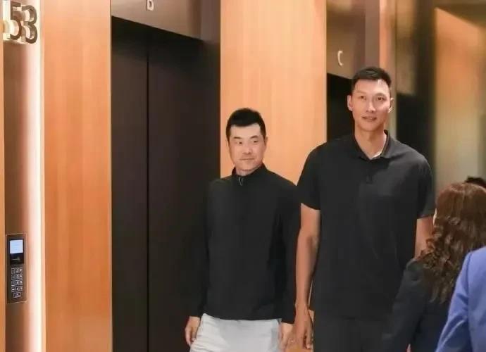 王仕鹏一直不离不弃也是够义气！易建联和王仕鹏一同出席活动，阿联退役后反而清瘦许