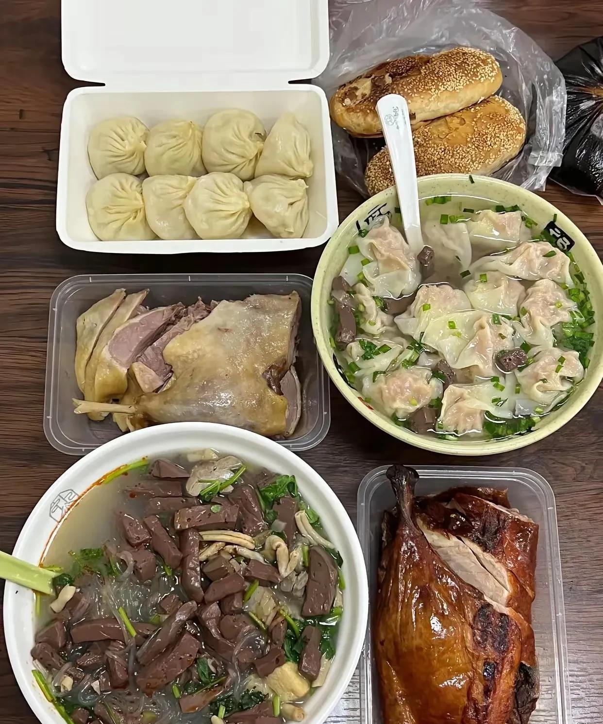 我们当地这几天开了一家南京餐馆，吃的人特别多，有时还要排队才能吃上，今天和老婆女