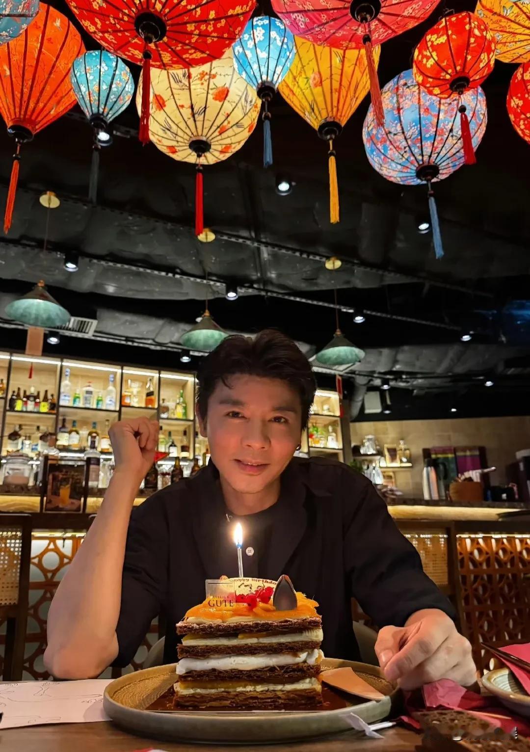 5月19日是张晋51岁生日，蔡少芬晒夫妻俩的合照庆生，细看照片，发现再怎么厚的美