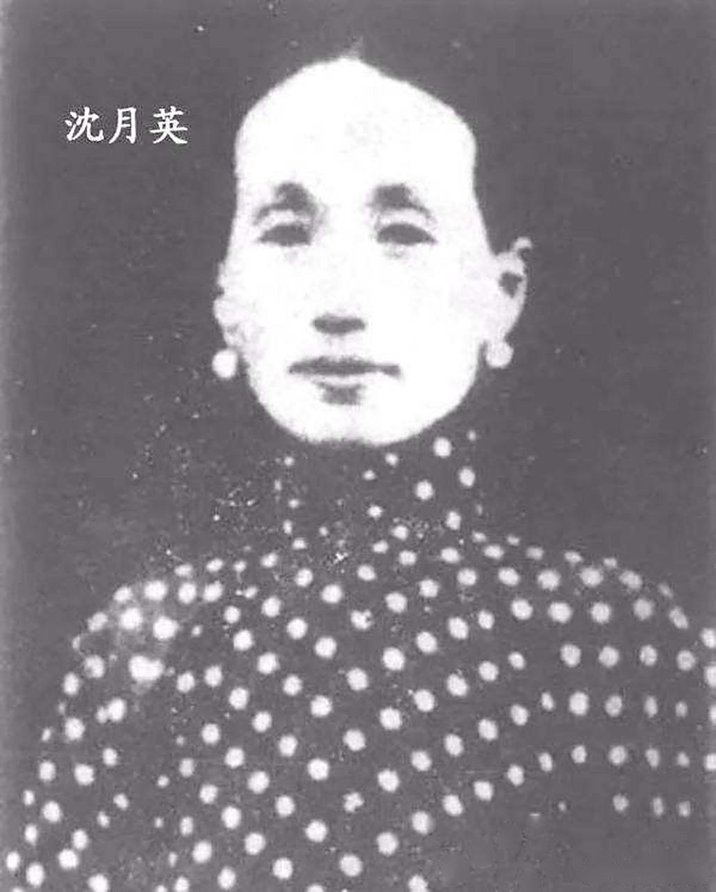 1930年，杜月笙的发妻沈月英，和表哥私会，云雨过后，她含泪嘱咐表哥：你今夜就离