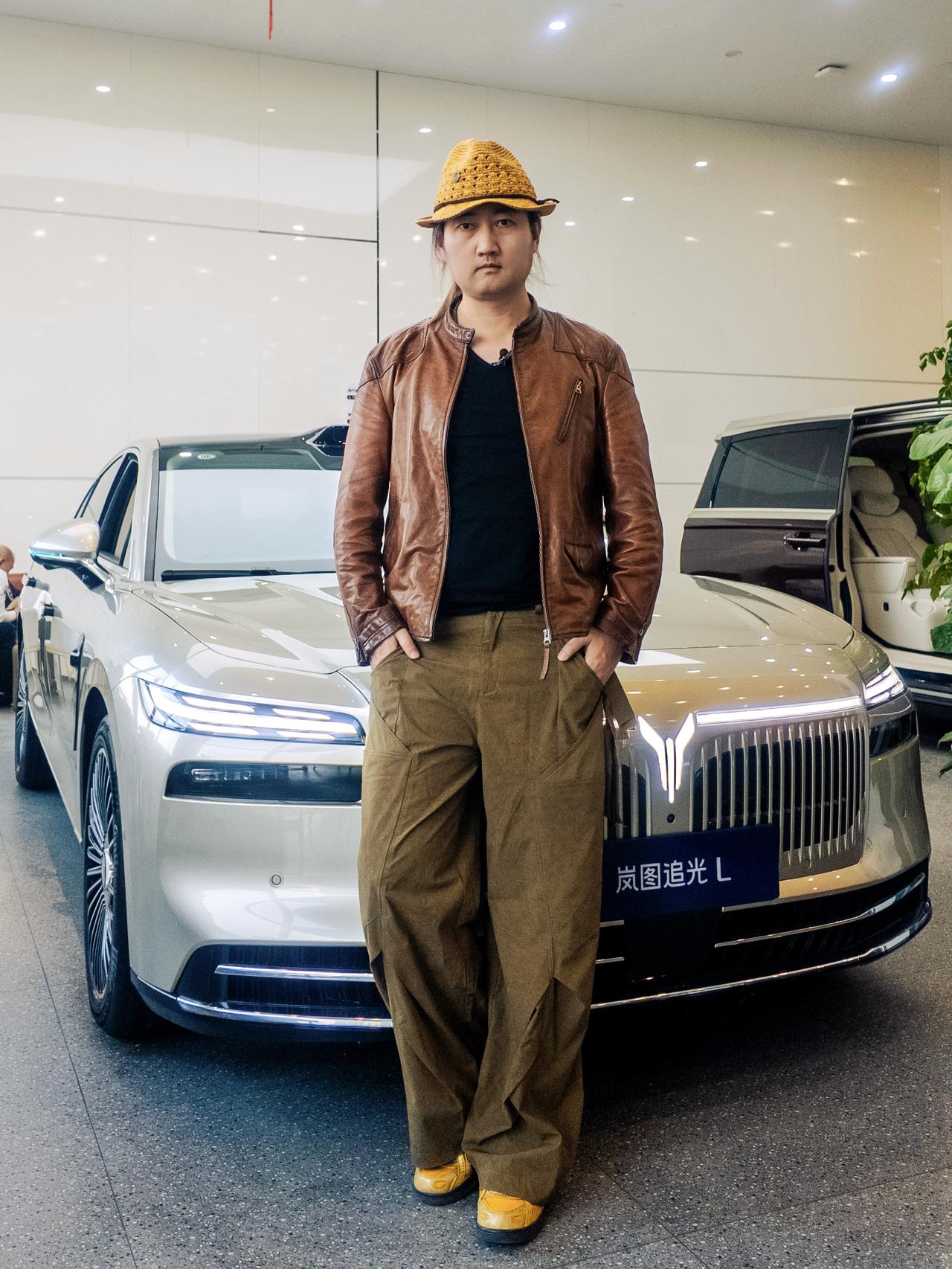 岚图追光L刚刚上市，接到任务来店里拍探店，全面介绍一下这款车之前，先发布封面。