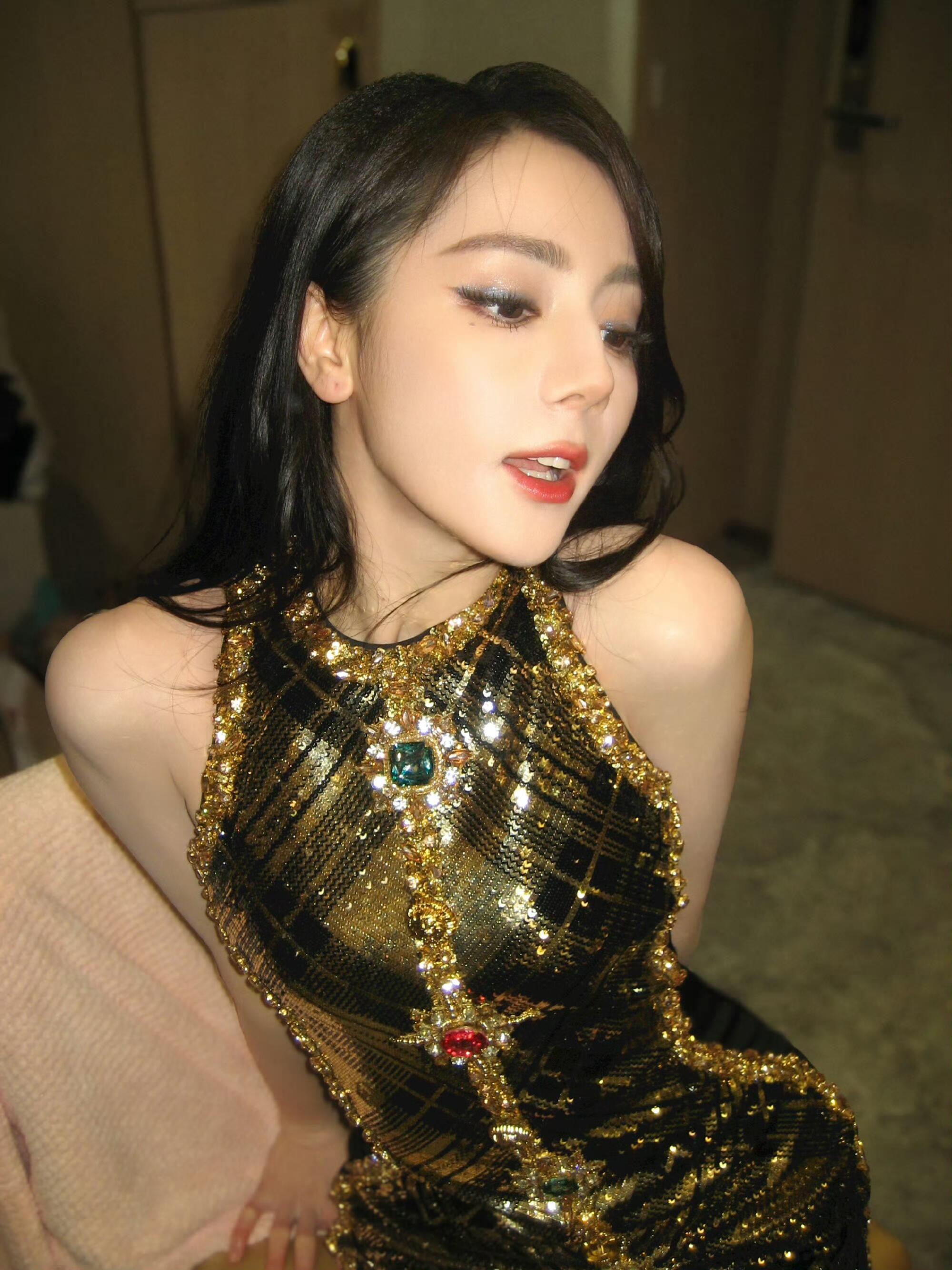 原来这件衣服是这样的普通，迪丽热巴穿着我感觉是金子和珠宝做的