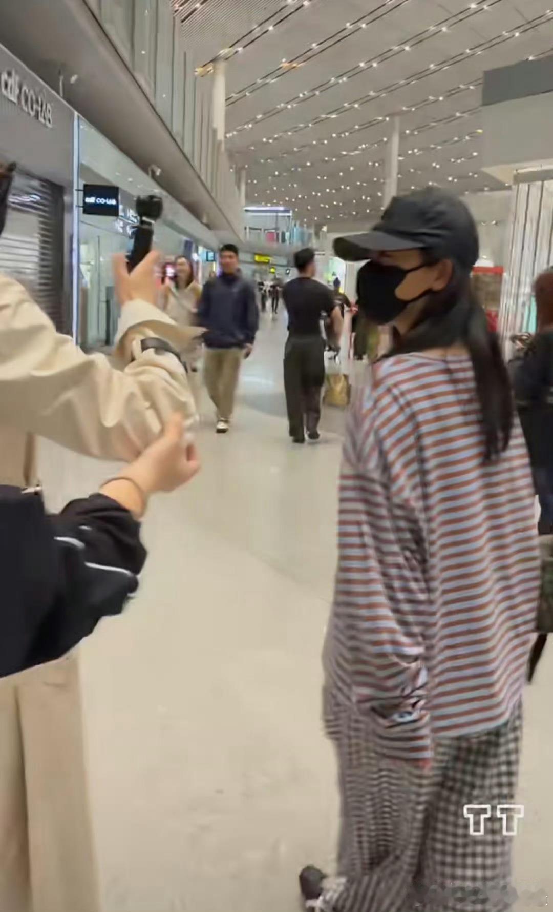 杨紫孟子义机场偶遇一路热聊，孟子义还帮杨紫拍volg，杨紫一句话，孟子义笑弯腰