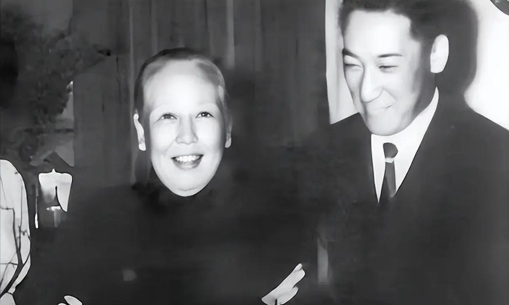 1966年，蒋纬国随专机飞美奔丧，中途惊闻养母姚冶诚病逝。回台后，老蒋顾及宋美龄