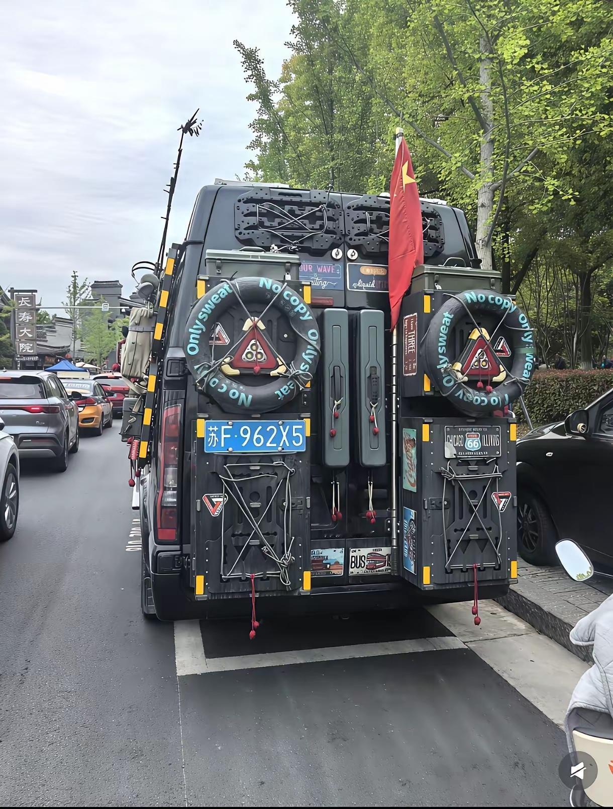 很多人疑惑这车外面挂满了各种工具，到底是个做什么的车。网友回复亮了：差生文具多！