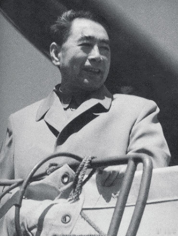 无数人心中敬仰的目标这是一张我们很少看到的老照片，拍摄于1963年5月。照片中的