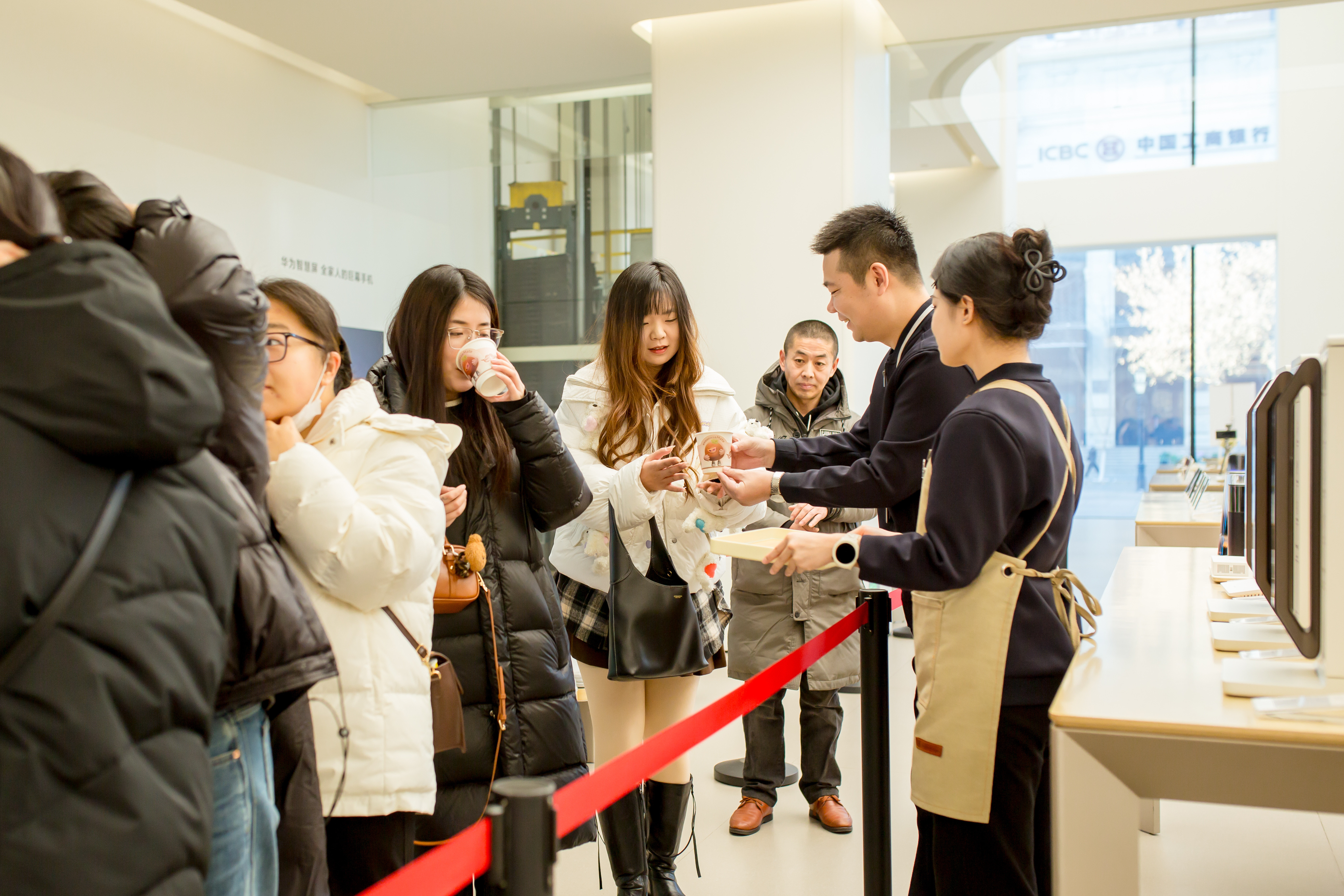 华为Mate80线下销售盛况今天华为Mate80系列正式开售，线下门店真