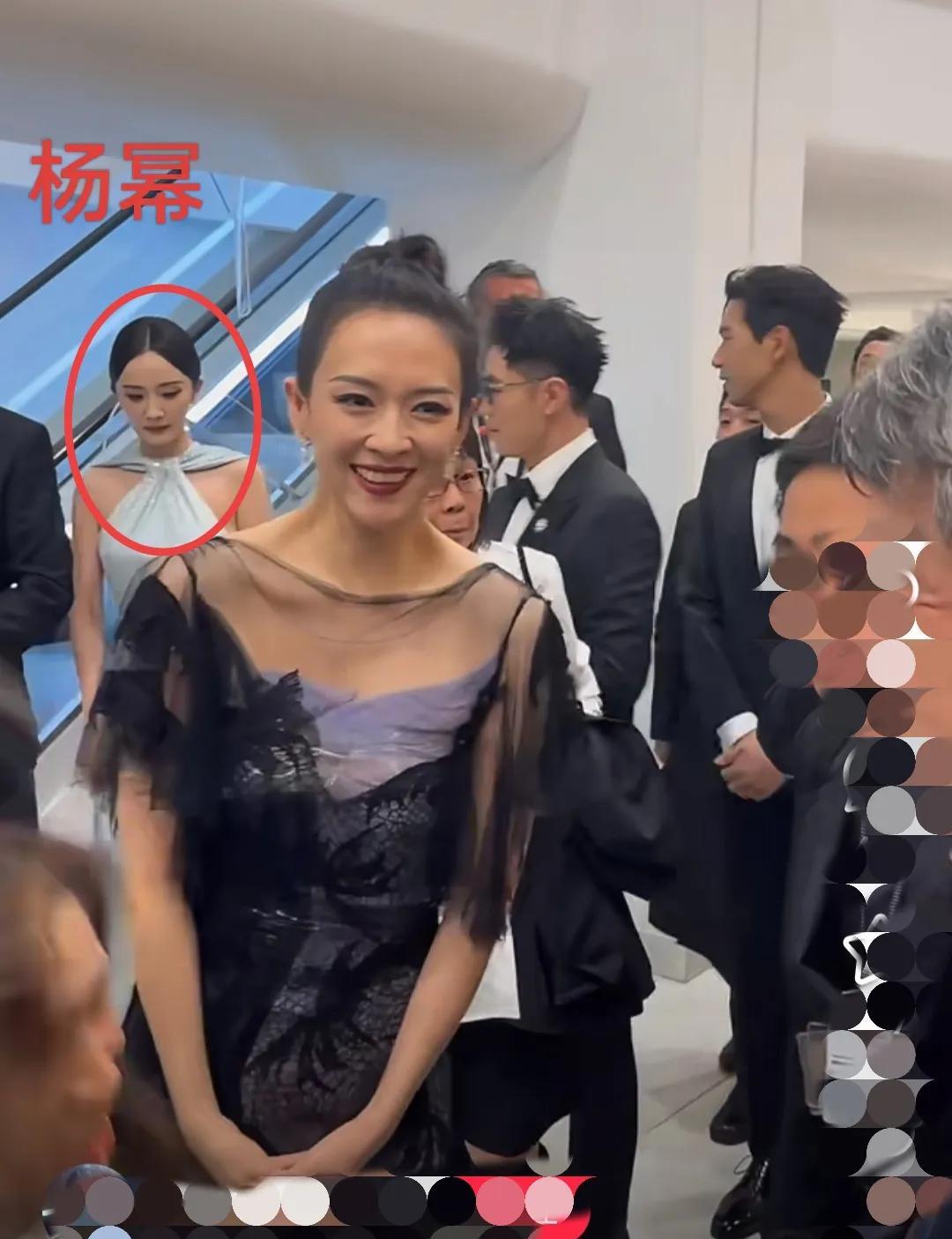 章子怡在国外的地位真的牛啊，杨幂在后边尴尬地挠脖子，完全说不上话！《酱园弄》一
