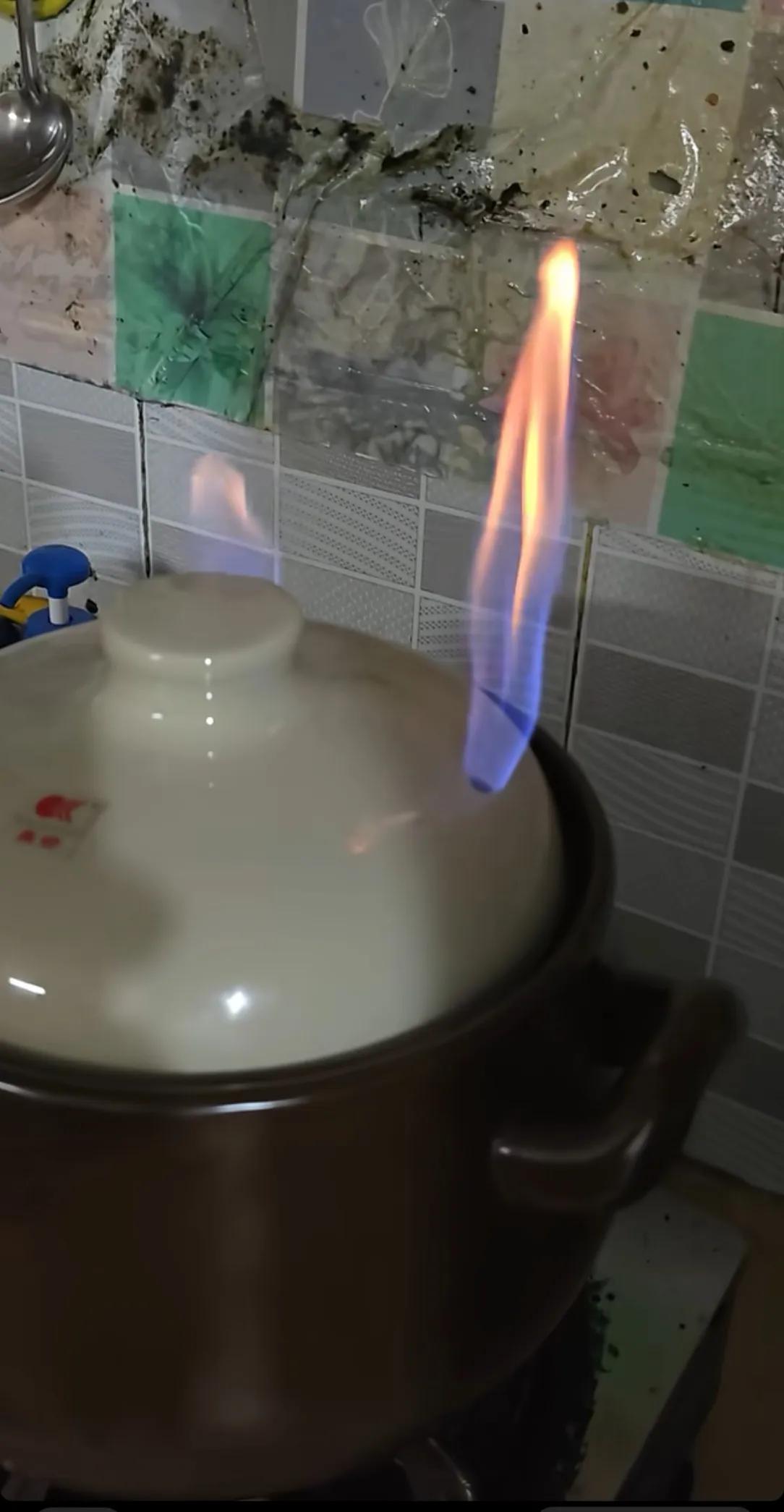 谁知道这是怎么一回事？已经关火了，砂锅里面却开始冒火了！