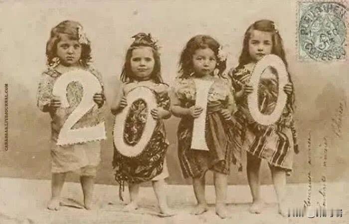 1910年，在美国纽约，一位摄影师拍摄了一张四个女孩的照片，标题为“一百年内给
