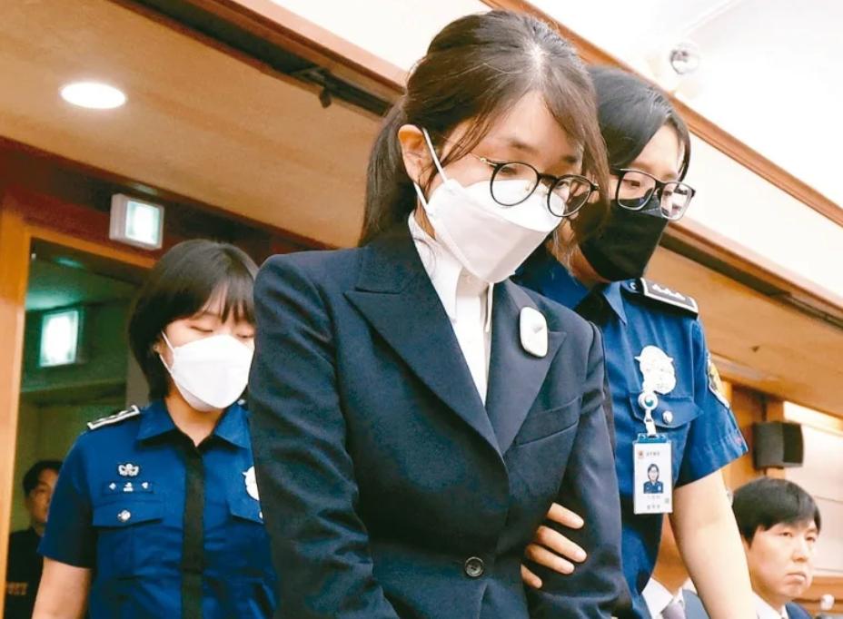 【金建希“卖官受贿”被起诉，尹锡悦夫妇后半辈子彻底凉凉】12月26日尹锡悦被