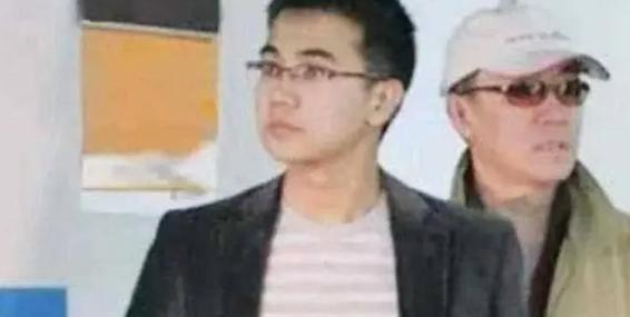 李幼斌的两个儿子，亲儿子李小珂，40岁，没进娱乐圈，在北京做一份普通又稳定的工作