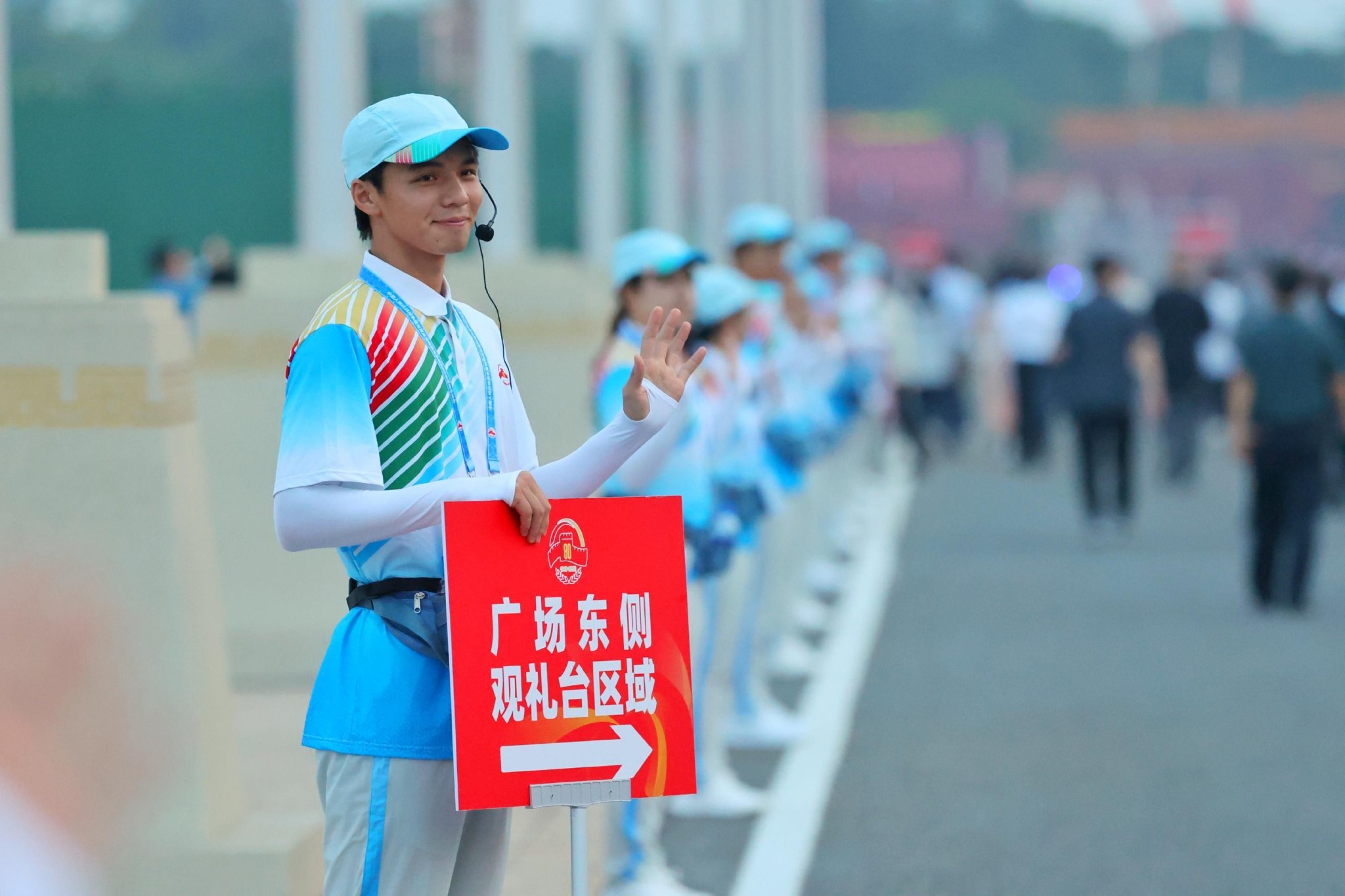 这就是今晨的北京天安门广场被金色灯光勾勒得愈加庄重，红旗猎猎飘动，盛典即将在数小