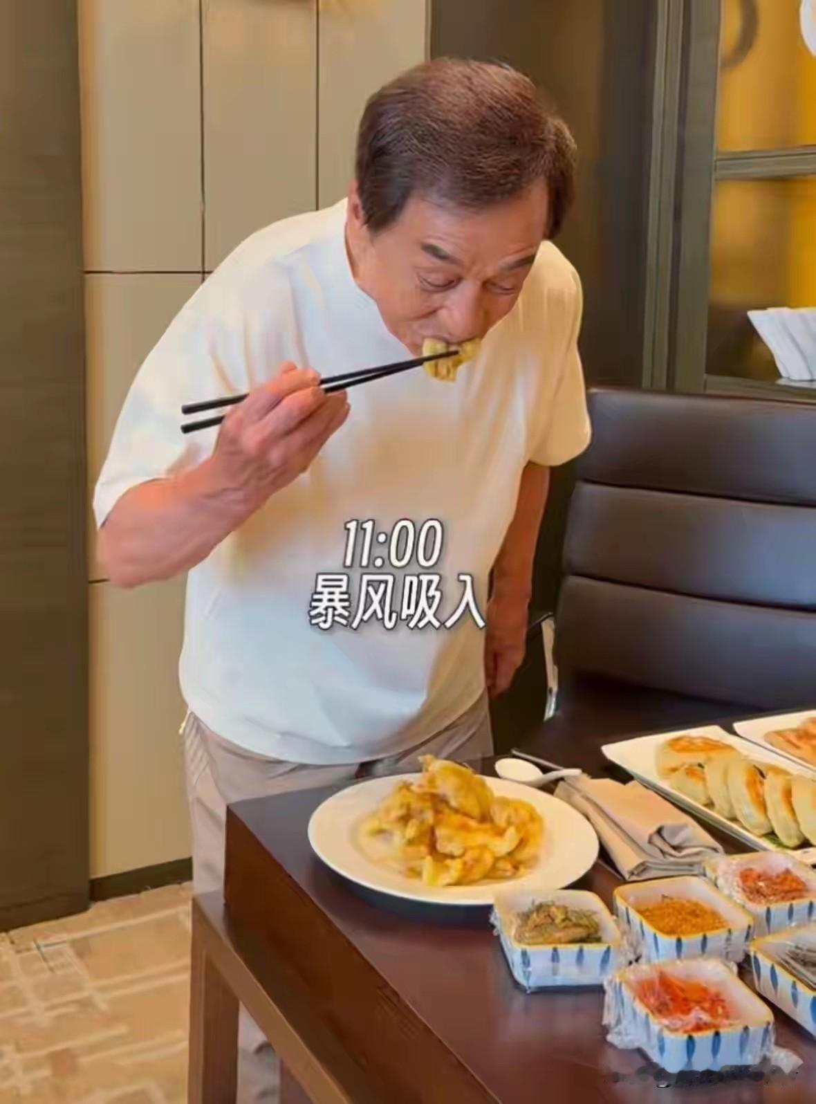 成龙果然是老当益壮，身体好，吃嘛嘛香，成龙一个早餐吃的好丰盛，不节食，不拒绝高热
