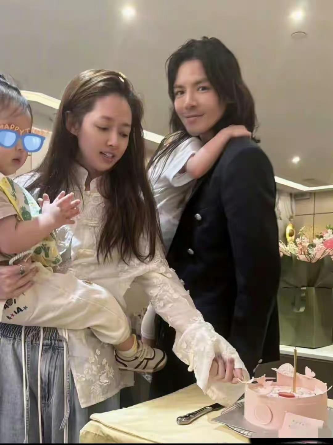 娱乐圈的恩爱修罗场，有时候根本不用扒黑料，一张P图就能见人心。向佐这波母亲节