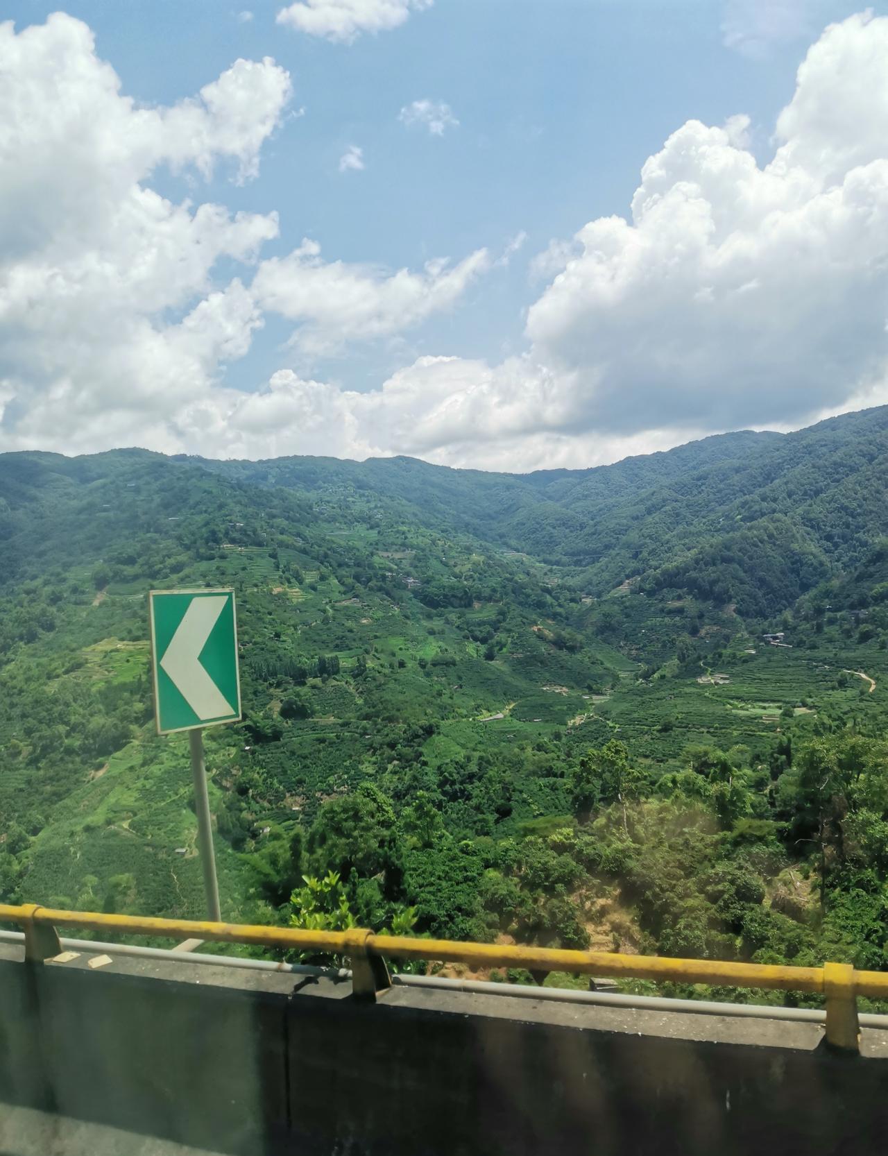 数学不是算账，是看透世界的密码。它不靠实验，靠脑子一推到底。一个公式，能