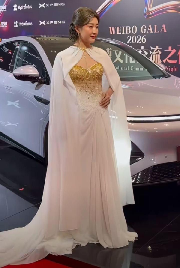 陈梦这次曼谷微博文化交流之夜的红毯造型真的太有大女主范儿✨，利落盘发把完整的肩颈